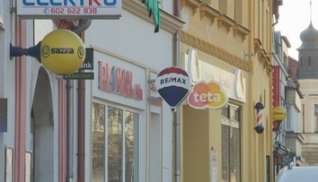Města bojují s vizuálním smogem. Problém je i v těch menších