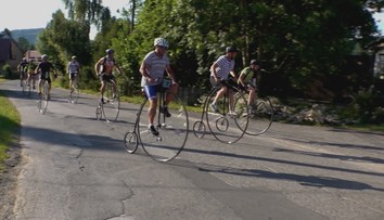 Skupina velocipedistů vyjela po trase závodu z roku 1893, skončí v Berlíně
