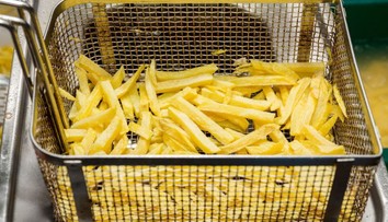 Máte chuť na hranolky? Podívejte se přímo do fritézy, jak se smaží