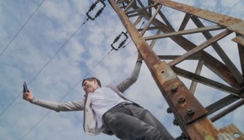 Dívky šplhaly na elektrický stožár. Tragédii zabránil kolemjdoucí