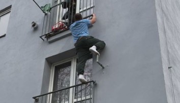 Recidivista se policii snažil za každou cenu uniknout. Schoval se pod balkónem