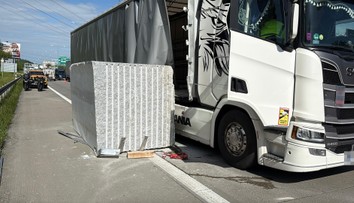 Kuriózní příčina kolony na Pražském okruhu: Silnici zablokoval 25tunový žulový blok