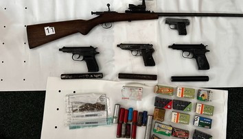 U muže z Prahy našli doma mnoho zbraní a výbušnin. Policie zjišťuje, co měl v plánu