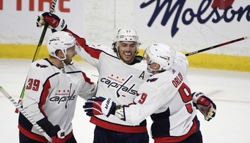 Oshie sestřelil Ottawu hattrickem, Tampa padla na ledě rozjetého Buffala
