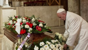 Žal ve Vatikánu: Papež František pohřbil milovanou sekretářku