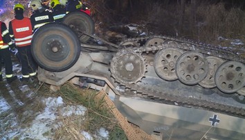 Při nehodě vojenského obrněného vozu zemřeli dva lidé. Řidiči hrozí až osm let vězení