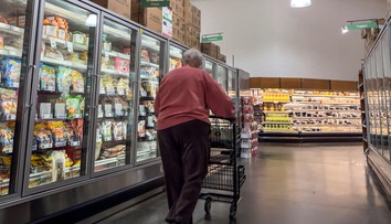Seniorka v plném supermarketu našla způsob, jak nečekat ve frontě. Strhla se drsná hádka