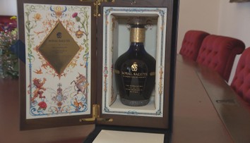 Speciální britská královská whisky stojí kolem 600 tisíc korun. Lahví je pouze 500