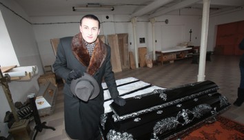 Zemřel funebrák Ivan Genov. Prý se bál jít do nemocnice kvůli koronaviru