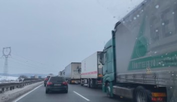 Rýdl: Ve směru na Ostravu ještě stojí uvízlé kamiony