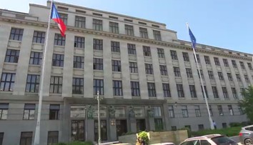 Žalobce navrhl vysokému úředníkovi ministerstva 3,5 roku vězení za přijetí úplatku