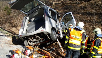 Opilý otec naboural do stromu, jeho žena a dítě na místě zemřely