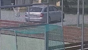 Muž ukradl jinému nastartované auto. Daleko neujel, policie ho vzápětí dopadla
