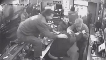 Muži šli z pomsty vymlátit bar u Plzně, zastavila je až zásahovka!