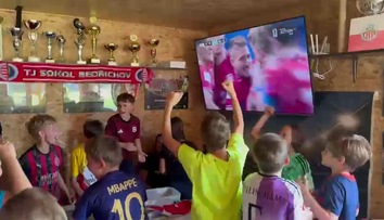 Fandí celé Česko! Malí fotbalisté po gólu Sadílka jásali, nechybí bubny