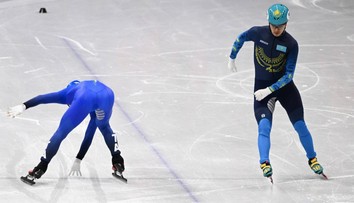Místo pádu úsměvný manévr. Bruslař skončil v cíli pozadím napřed