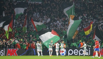 Vzdorovali klubu. Fanoušci v Celtic Parku vztyčili palestinské vlajky