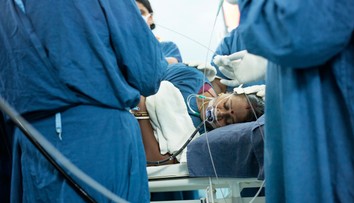 Ženu probudila silná bolest hlavy a škrábání, nález překvapil i doktory