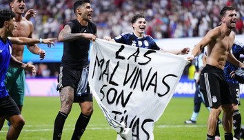Argentinci po výhře slavili kontroverzním transparentem. V Británii zuří