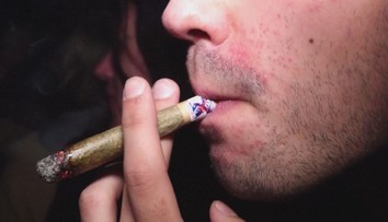 Německo částečně legalizovalo marihuanu. Lidé ji slavnostně kouřili na náměstí