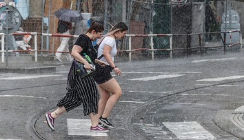 Na Česko se žene studená fronta. Teploty prudce klesnou, bude pršet a hrozí bouřky
