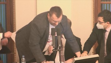Bývalý poslanec Volný je na nemocenské. To mu ale nebrání chodit na protesty