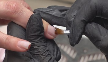 Hygienici začali kontrolovat nehtová studia. Některá stále používají zakázané gely