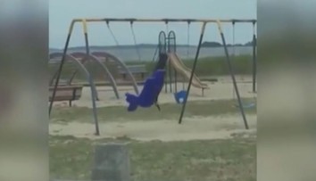 VIDEO: Dováděl na pláži s houpačkou neposedný duch?