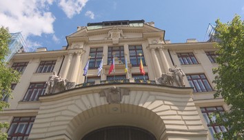 Soud s pražským magistrátem. Úředníka viní z toho, že měl vynášet informace