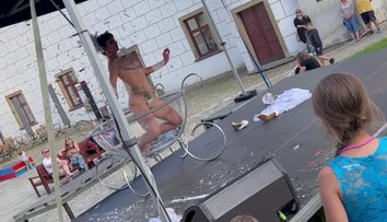 VIDEO: Dětem na slavnostech předváděli striptýz. Už to řeší policisté
