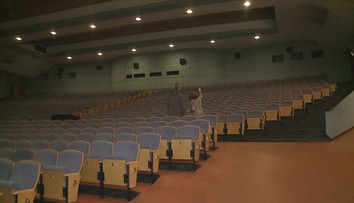 Největší kino v republice už 10 let chátrá. Město teď vyhlásilo soutěž na opravu