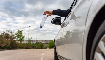 Na dovolené si dejte pozor. Za vyhození odpadků z auta hrozí pokuta přes 400 tisíc