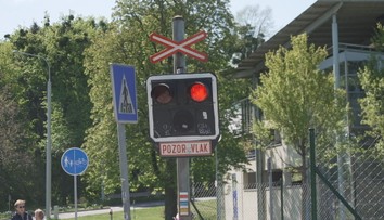Mladíci ve Zlíně hazardovali se životem. Přelézali přes jedoucí vlak