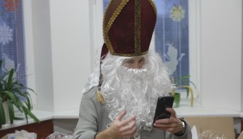 Mikuláši, čerti a andělé vyrazili do ulic. Jejich návštěva může vyjít draho