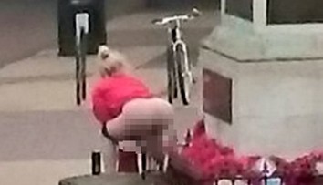 NECHUTNÉ! Žena počůrala památník v tu nejhorší dobu