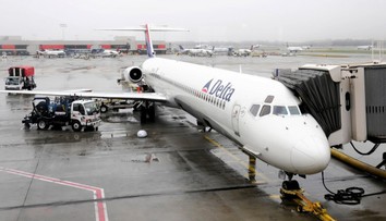 Zdravotní potíže a úder blesku do letadla. Cestující si prožili let hrůzy