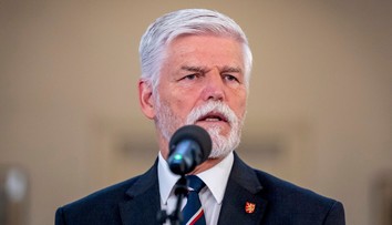 S Babišem se o židli prát nebudu. Na summit nejedu na guláš, řekl Pavel