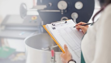 Inspektoři kontrolovali "okénka" s jídlem: Špína a přepálený tuk