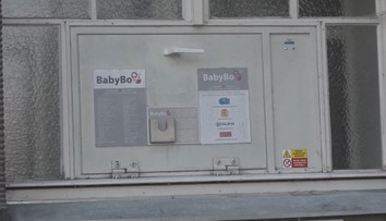 V polském babyboxu našli předčasně narozené miminko. Je ve vážném stavu