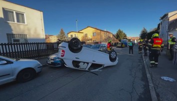 Kuriózní nehoda v pražských Čimicích. Auto na střeše zablokovalo ulici