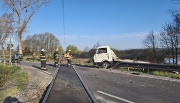 Vážná nehoda na Písecku: Vlak na přejezdu narazil do náklaďáku