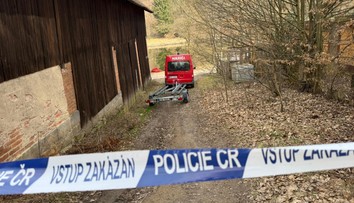 Na dně rybníka na Mladoboleslavsku leželo auto. Uvnitř našli policisté mrtvolu