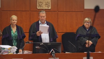 Dvojice měla 700 lidem neoprávněně poskytnout řidičáky. Soud jim snížil tresty