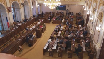 Poslanci pořád neschválili zvýšení platů politiků. Debilní obstrukce, zuřil Jurečka