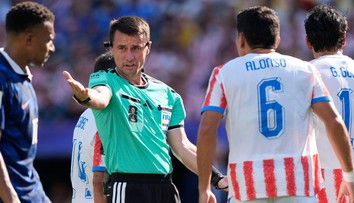 Katastrofální výkon. Francouzský tisk po postupu pálí do uzbeckého rozhodčího