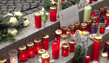 Česko se loučí s Patrikem Hezuckým. U pietního místa jsou desítky svíček