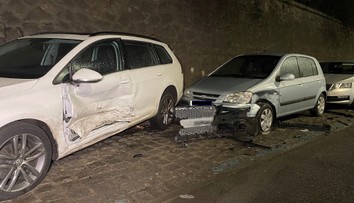 Řidič nechal po bouračce auto na tramvajových kolejích a utekl