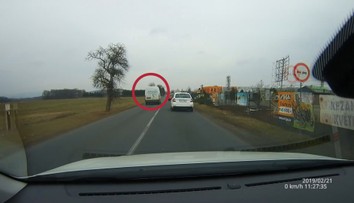 VIDEO: Zběsilou jízdou ohrožoval ostatní! Policie hledá řidiče dodávky