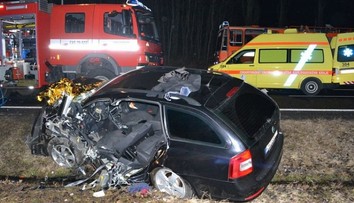 Srážka KAMIONŮ na křižovatce smrti! Výsledkem je jeden mrtvý a jeden zraněný