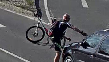 Řidič zatroubil na cyklistu, ten na něj zaútočil! Vybil se na autě